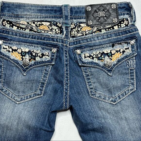 Miss Me | Flower Power Back Pocket Signature Cuffed Capri’s - Picture 6 of 7